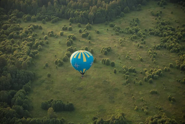 18-07-2019 Pereslavl-Zalessky, Russia: a blue balloon flying over the field — Stock Photo, Image