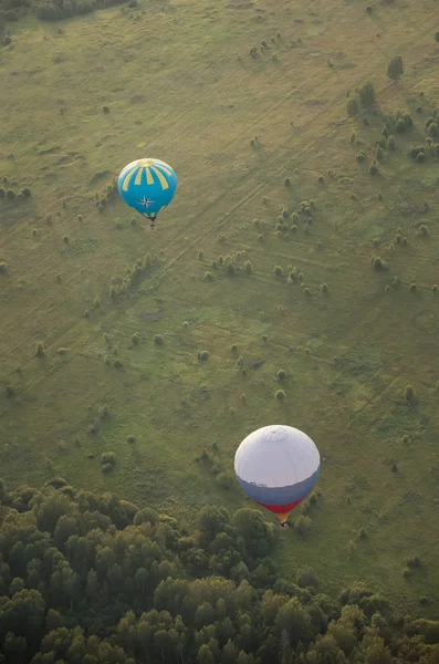 18-07-2019 ペレスラヴリ・ザレスキー, ロシア: フィールド上を飛ぶ2つの風船 - 青い風船とロシアのトリコロール — ストック写真