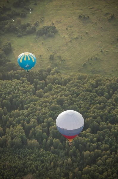 18-07-2019 Pereslavl-Zalessky, Rusya: orman ve tarla üzerinde uçan iki balon - mavi balon ve Rus üç renkli