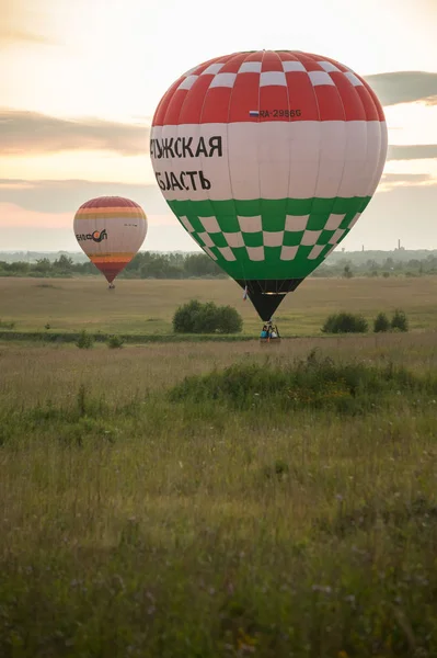 18-07-2019 Pereslavl-Zalessky, Rusia: dos globos volando con calor. Región de Kaluga impresa en uno de los globos — Foto de Stock