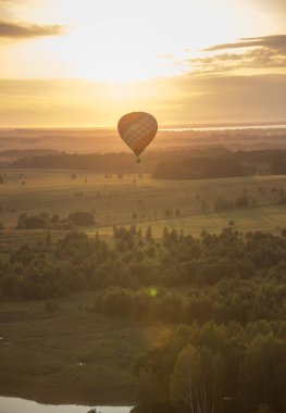 Bir hava balonu alan ve ağaçlar Üzerinde ısı teknolojisi kullanarak uçan - parlak gün batımı