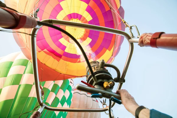 La gente calentando el globo y quitándolo en el aire —  Fotos de Stock