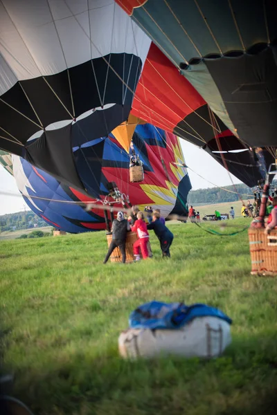 People holding the traveling balloon thats ready to take off — Stock Photo, Image