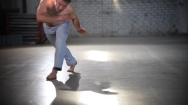 Adam yerde bacaklarını rotaiting - capoeira elemanları gösteren