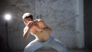 Adam bir taraftan diğer yana hareket - capoeira elemanları gösteren