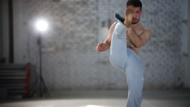 Homem em movimento e pontapé - Mostrando elementos de capoeira — Vídeo de Stock