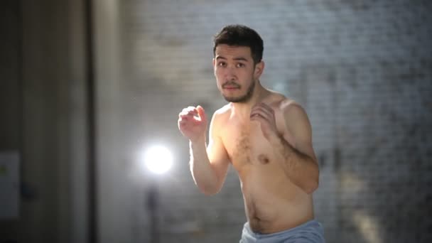 Adam boks ve dans - capoeira elemanları gösteren — Stok video