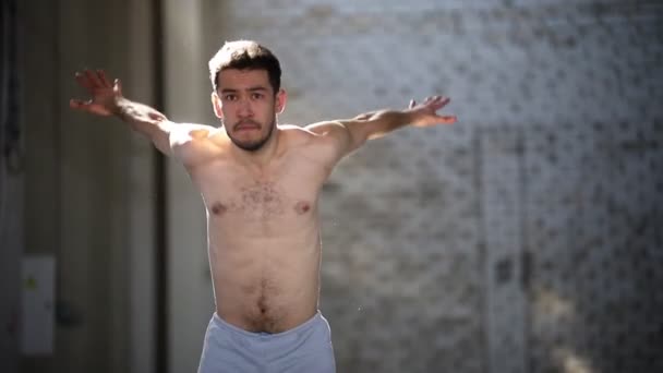 Mann klatscht in die Hände und springt auf - zeigt Capoeira-Elemente — Stockvideo