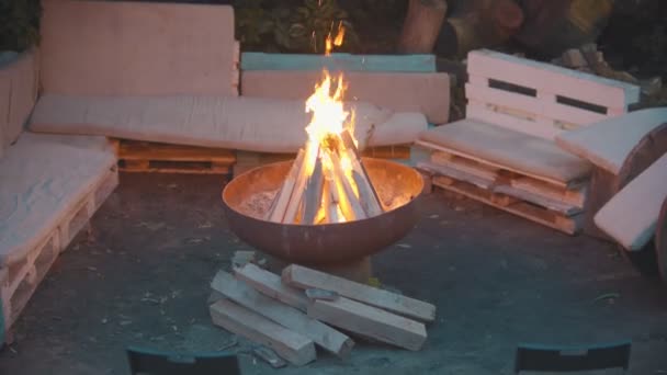 Leña ardiendo en el gran caldero viejo al aire libre — Vídeos de Stock