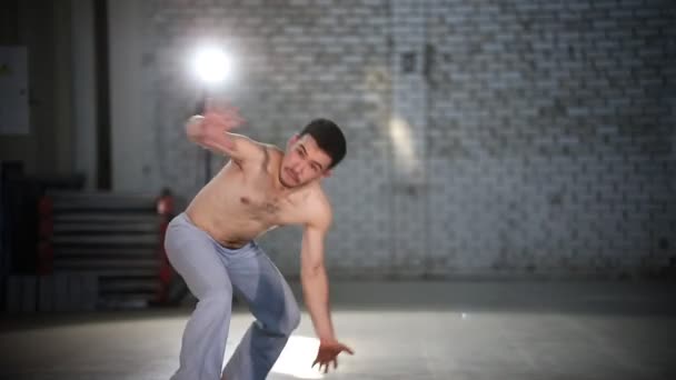 Athletic man öva olika övningar-att göra en kärrhjulsluster-visar Capoeira Elements — Stockvideo