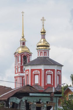 Köyde büyük kırmızı Hıristiyan kilise-Suzdal, Rusya