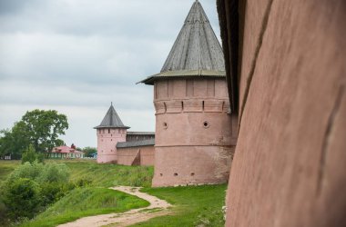 Küçük bir köyde gözetleme kuleleri ile turuncu koruyucu tuğla duvar