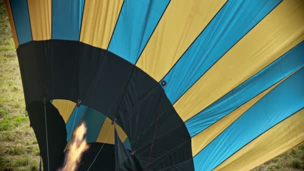 Наполнение воздушного шара горячим воздухом с помощью пожарной машины — стоковое видео