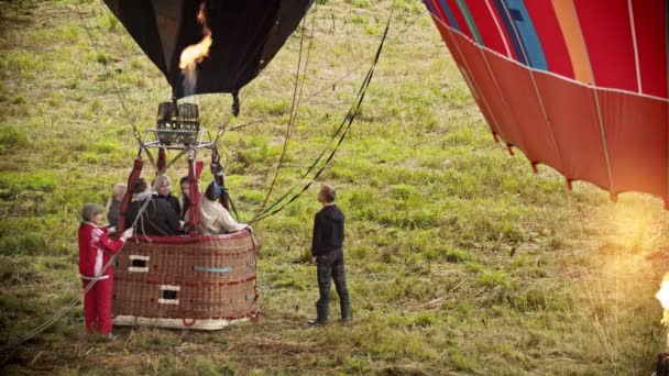 18-07-2019 Pereslavl-Zalessky, Rússia: pessoas animadas sentadas na cesta de balão de ar e esperando o voo . — Vídeo de Stock