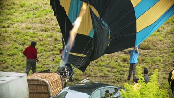18-07-2019 pereslavl-Zalessky, Ρωσία: δύο γυναίκες που κρατούν τις άκρες του αερόστατο-γεμίζοντας το μπαλόνι με ζεστό αέρα — Αρχείο Βίντεο