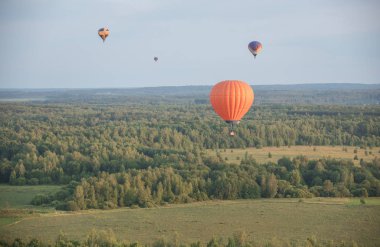 Isı teknolojisi kullanarak alan üzerinde uçan renkli hava balonları