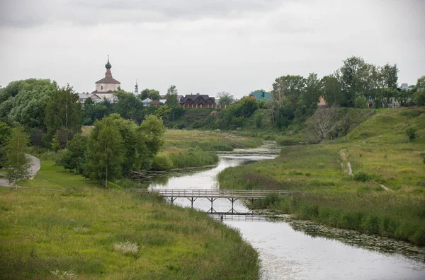 A landscape of small religious village - a bridge over the stream — Stock Photo, Image