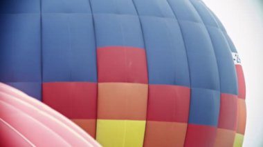 Kalkışa hazır farklı hava balonları bir üst