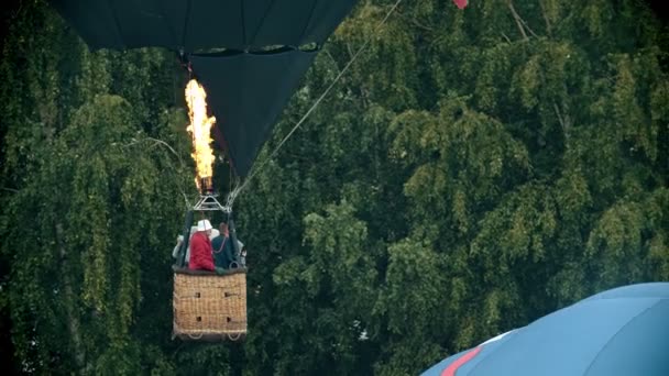 18-07-2019 Переславль-Залесський, Росія: люди в повітряній кулі сидять у кошику — стокове відео