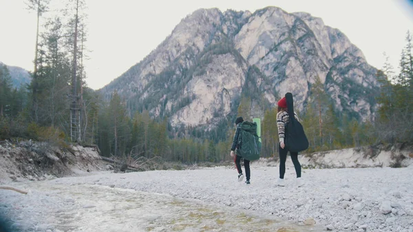Δύο νεαρές γυναίκες που περπατούν στο βραχώδες έδαφος-δάσος και βουνά-χειμώνα — Φωτογραφία Αρχείου