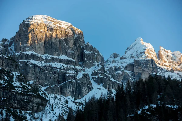 Dolomites nature. Un paysage de montagnes immenses — Photo