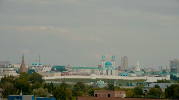 14-07-2019 RUSIA, KAZAN: Vista de la ciudad sobre la parte histórica de la ciudad con muralla de fortaleza y mezquita Kul Sharif — Vídeo de stock