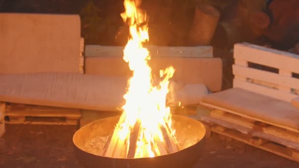 Dřevní dříví hoří ve velkém kotlíku venku — Stock video