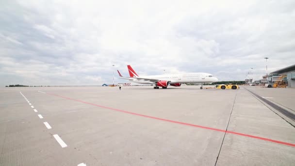 Velké letadlo stojící na letišti — Stock video