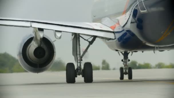 Um avião montando no campo do aeroporto - turbina de trabalho - ar quente da turbina — Vídeo de Stock