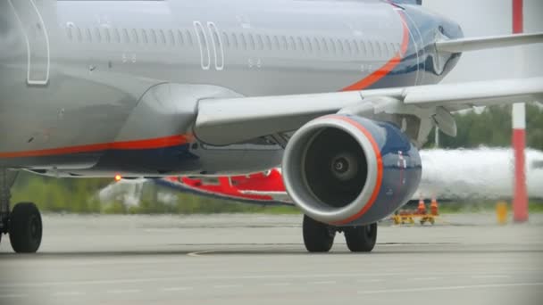 Un avion circulant sur le terrain de l'aéroport - turbine de travail - air chaud — Video