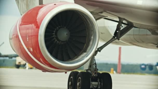 机场现场的飞机 - 来自涡轮机的暖空气 — 图库视频影像