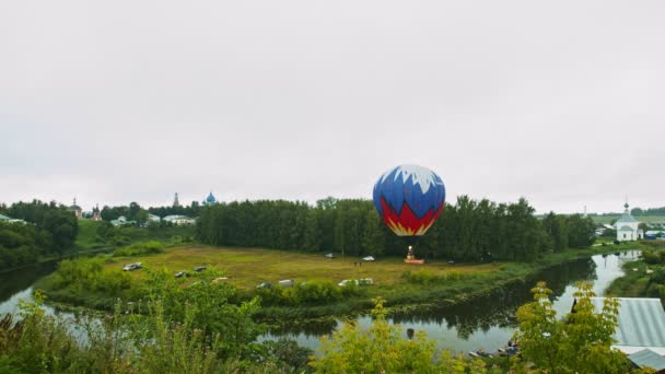 Un globo aéreo está despegando sobre el campo — Vídeos de Stock