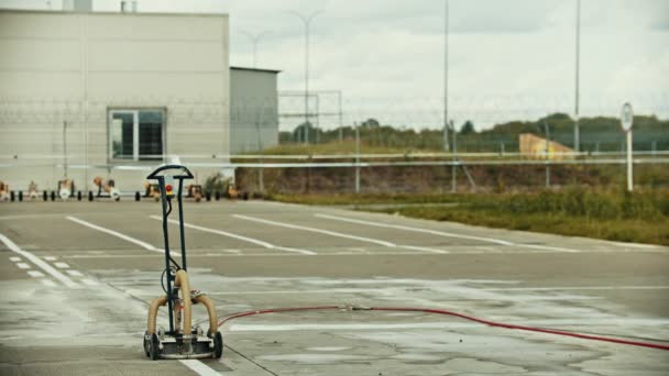 Um equipamento para a limpeza do asfalto - campo de aeroporto — Vídeo de Stock