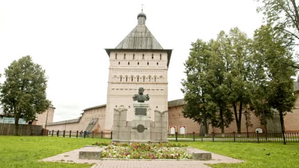 Un busto monumental en nombre de Dmitry Pozharskiy - Suzdal, Rusia — Vídeos de Stock
