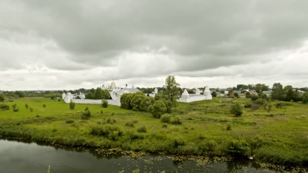 Duży biały ogrodzony Kościół chrześcijański w wiosce-Suzdal, Rosja — Wideo stockowe
