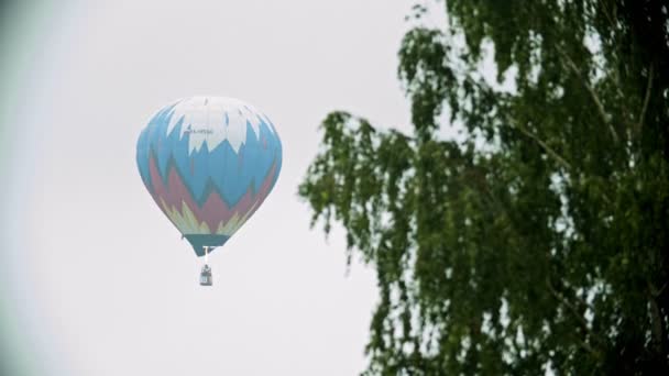 Kleurrijke lucht ballon vliegen op een achtergrond van witte hemel — Stockvideo