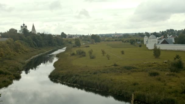 水の小川と村の風景 - 背景に教会 - スーズダル、ロシア — ストック動画