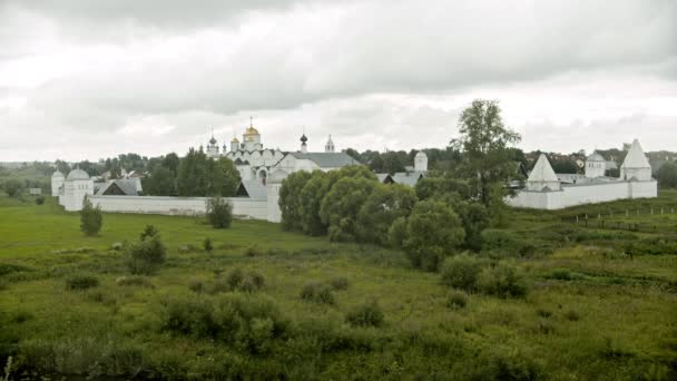 Big white Christian church with fence in the village - Suzdal, Russia — Stock Video