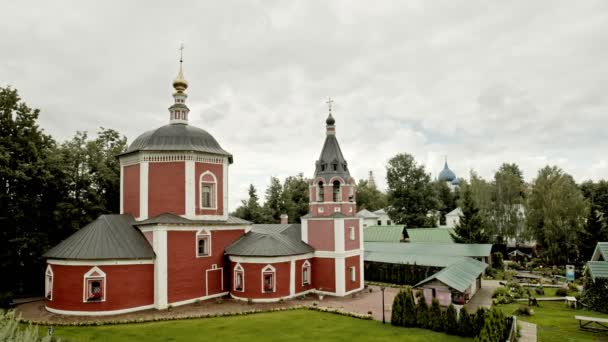 Big red Christian church in the village - Suzdal, Russia — Stock Video