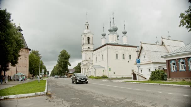 18-07-2019 Suzdal, Rusia: Gran iglesia cristiana con cúpulas azules en el pueblo - autobús pasando — Vídeos de Stock