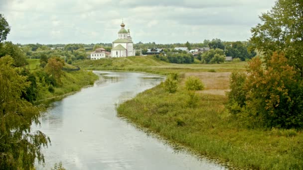 Kościół chrześcijański w wiosce-rzeka na pierwszym planie-Suzdal, Rosja — Wideo stockowe