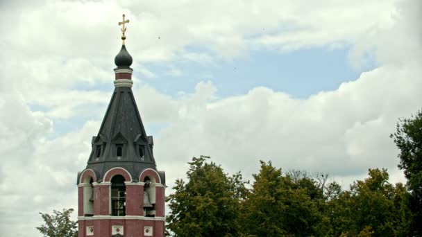 En röd topp av kyrkan i byn-Suzdal, Ryssland — Stockvideo
