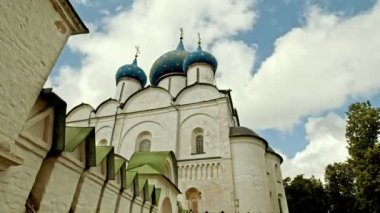 Mavi tops-zaman atlamalı beyaz bir kilise