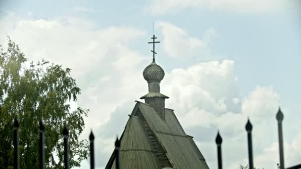 Ένας σταυρός στην κορυφή της εκκλησίας στο χωριό-Σούζνταλ, Ρωσία — Αρχείο Βίντεο