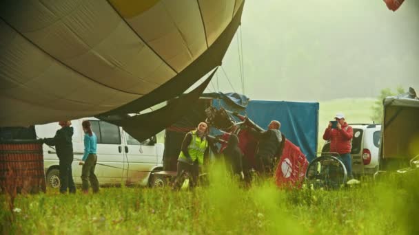 18-07-2019 Переславль-Залесский, Россия: люди готовят воздушные шары к полету - расставляют корзину для пассажиров — стоковое видео