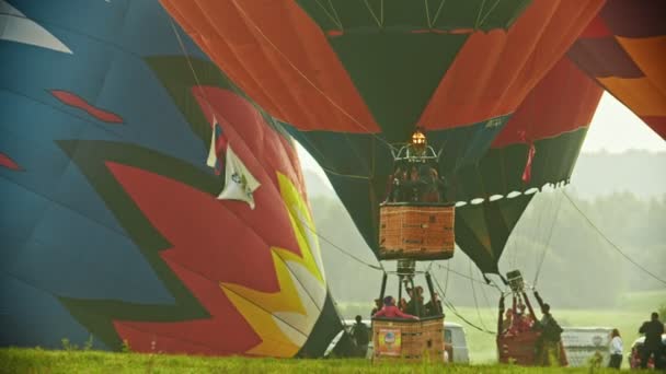 18-07-2019 Pereslavl-Zalessky, Rusland: mensen in enorme lucht ballon opstijgen van het veld — Stockvideo