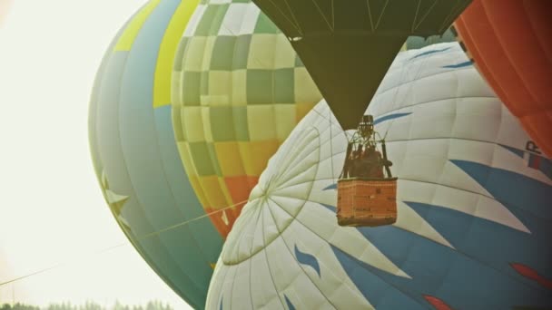18-07-2019 Pereslavl-Zalessky, Rusia: personas en canasta de globos aéreos despegando del campo — Vídeo de stock