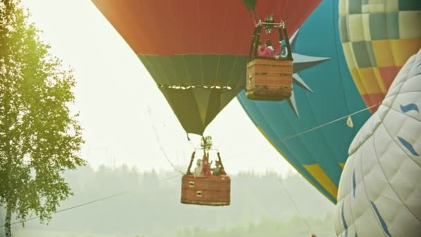 18-07-2019 Pereslawl-Salesskij, Russland: Menschen im Ballonkorb beim Start vom Feld - strahlender Sonnenuntergang — Stockvideo