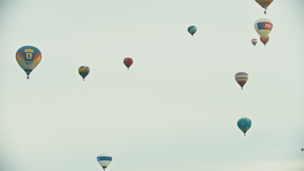 18-07-2019 Pereslavl-Zalessky, Rusia: globos aéreos diferentes volando en el cielo. Diferentes logotipos impresos en globos — Vídeos de Stock
