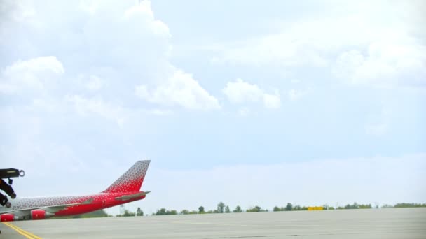 Un colorido avión montando en la pista — Vídeos de Stock